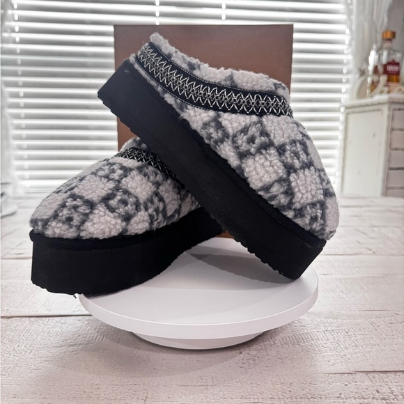 Simply Southern Sherpa Platform Slippers – Size 8 (New in Box) - Picture 1 of 9